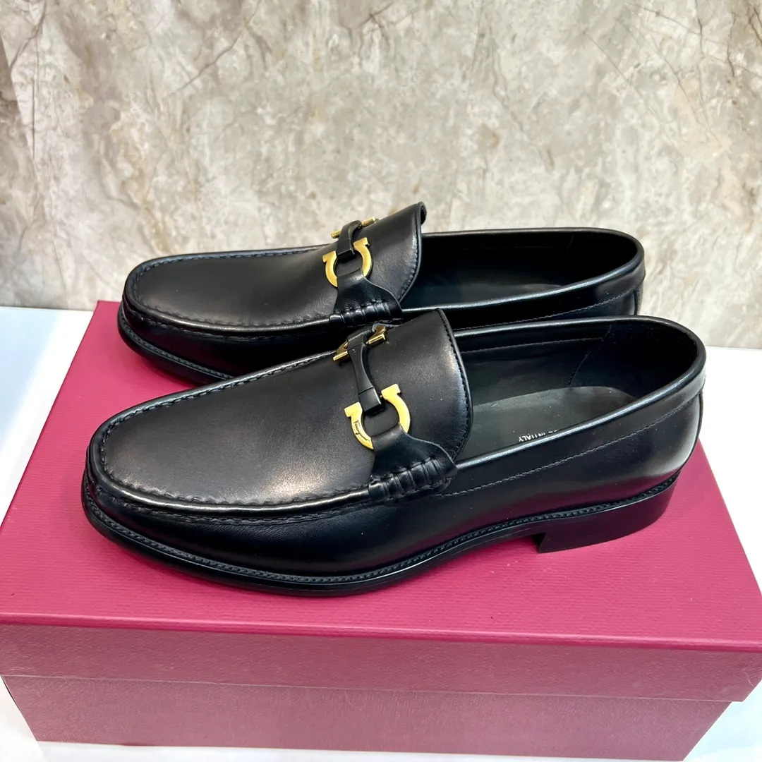 Original quality P580 Brand: Ferragamo Standard size: Men's size 38/44 (45 can be customized) Grade: Same style as the official website High-quality men's shoes Material: Customized first-layer calfskin with water-dyed cowhide lining Cowhide tiptoe Original non-slip and wear-resistant rubber outsole Style category: Men's formal business leather shoes Young and fashionable European and American trends British style Casual matching Comfortable feet Color: Actual picture